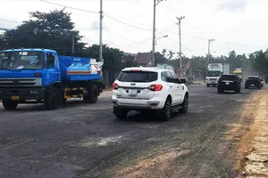 Quốc lộ 1A đoạn qua dốc Ông Phật (phường Quy Nhơn Tây, tỉnh Gia Lai) “nát như tương”. Ảnh chụp cuối tháng 7-2025. Ảnh: NGỌC OAI