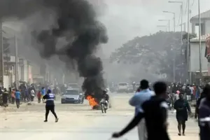 Các cuộc bạo loạn dữ dội do giá dầu diesel tăng cao ở Luanda, ngày 28-7. Ảnh: EPA