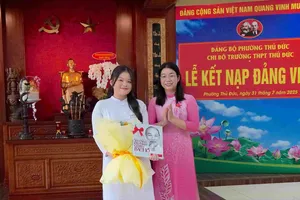 Học sinh đầu tiên của phường Thủ Đức được đứng vào hàng ngũ của Đảng