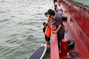 Thời điểm 2 bố con được cứu đưa lên tàu an toàn 