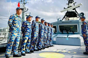 Đại tá Trương Tất Thắng, Phó Bí thư Đảng ủy, Hải đoàn trưởng tặng quà cho các kíp tham gia diễu binh, diễu hành trên biển. Ảnh: VŨ HÙNG