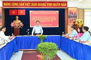 Đồng chí Nguyễn Thanh Nghị chủ trì buổi làm việc với Ban Thường vụ Đảng ủy phường Bình Hưng Hòa. Ảnh: VIỆT DŨNG