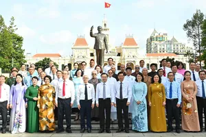 Lãnh đạo TPHCM dâng hoa, dâng hương Chủ tịch Hồ Chí Minh