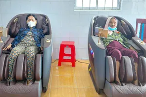 Trang bị máy massage miễn phí phục vụ người dân khi đến làm thủ tục hành chính