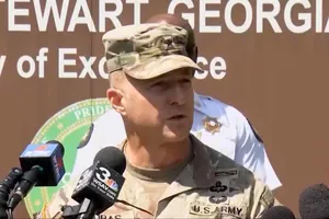 Tư lệnh Sư đoàn Bộ binh số 3, Chuẩn tướng John Lubas thông tin về nghi phạm tại buổi họp báo sau vụ xả súng. Ảnh: MSNBC 