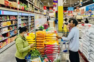 Người tiêu dùng chọn mua thực phẩm các loại tại hệ thống siêu thị MM Mega Market trên địa bàn TPHCM