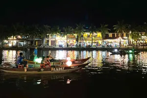 Thuyền chở du khách trên sông Hoài qua Hội An. Ảnh: NGUYÊN KHÔI