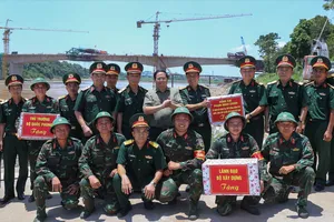 Thủ tướng tặng quà động viên cán bộ, chiến sĩ Lữ đoàn 249, Binh chủng Công binh (Bộ Quốc phòng)