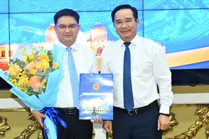Trao quyết định phê chuẩn kết quả bầu đồng chí Nguyễn Mạnh Cường giữ chức Phó Chủ tịch UBND TPHCM