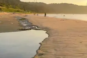 Dòng nước thải đen kịt, bốc mùi hôi thối đổ ra bờ biển Mũi Né