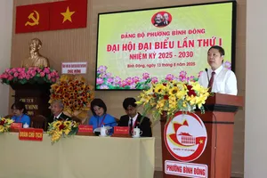 Phó Trưởng Ban Thường trực Ban Tuyên giáo và Dân vận Thành ủy TPHCM Dương Anh Đức tặng hoa của Thành ủy - HĐND - UBND - Ủy ban MTTQ Việt Nam TPHCM chúc mừng đại hội