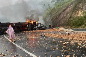 Tai nạn trên đèo Mang Yang, xe bị cháy, giao thông ách tắc 
