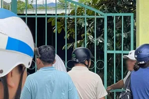 Người dân tập trung bên ngoài căn nhà xảy ra vụ cháy. Ảnh: H.T