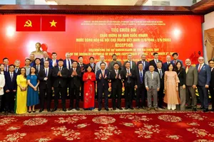 Lãnh đạo TPHCM cùng đại diện các cơ quan lãnh sự, tổ chức quốc tế trên địa bàn TPHCM tại tiệc chiêu đãi. Ảnh: HOÀNG HÙNG 