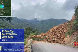 Cả vách núi đá đổ xuống Quốc lộ 4G