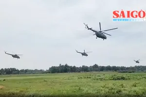 Biên đội máy bay hợp luyện qua Quảng trường Ba Đình