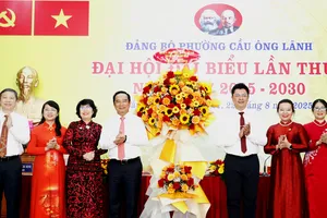 Đồng chí Nguyễn Văn Được tặng hoa chúc mừng Đại hội đại biểu Đảng bộ phường Cầu Ông Lãnh. Ảnh: NGÔ BÌNH