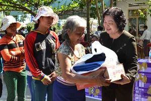 11 mùa hoa nở bên lao tù