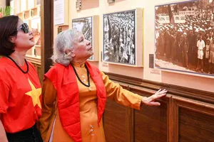 Người dân xem ảnh tư liệu tại Di tích 48 Hàng Ngang - nơi Bác Hồ soạn thảo bản Tuyên ngôn độc lập