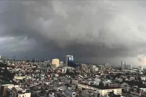 Miền Bắc trước bão số 5: Nhiều nơi kéo mây đen, trời tối mịt