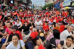 Người dân xem diễu binh, diễu hành ngày 25-8. Ảnh: QUỐC KHÁNH