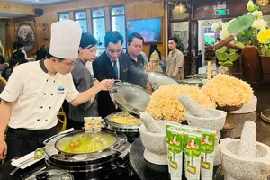 Đầu bếp kiểm tra các món chay tại nhà hàng Hoa Mai