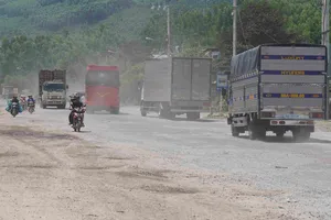 Gia Lai: Người dân khốn khổ sống bên Quốc lộ 1A vì bụi