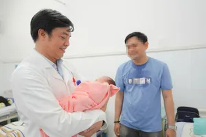 Em bé ra đời khỏe mạnh