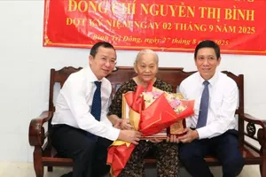 Phường Bình Trị Đông có 41 đảng viên nhận Huy hiệu Đảng