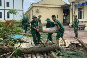 Lực lượng Bộ đội Biên phòng Hà Tĩnh giúp các trường học khắc phục hậu quả bão số 5