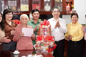 Lãnh đạo TPHCM thăm Mẹ Việt Nam Anh hùng Võ Thị Tuội