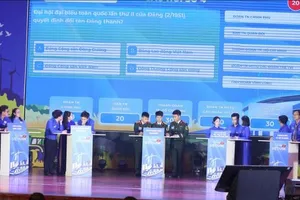 Các thí sinh tranh tài tại vòng chung kết toàn quốc cuộc thi trực tuyến "Tự hào Việt Nam"