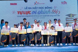 Các em nhỏ nhận học bổng từ chương trình