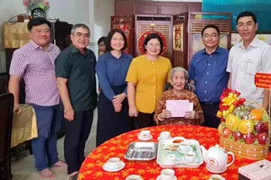 Lãnh đạo TPHCM thăm Mẹ Việt Nam Anh hùng và cán bộ tiền khởi nghĩa