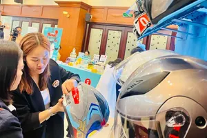 Người tiêu dùng phân biệt hàng thật - hàng giả tại một sự kiện do Vina CHG phối hợp cùng các đơn vị tổ chức