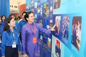 Bà Hà Thị Nga, Phó Chủ tịch Ủy ban Trung ương MTTQ Việt Nam cùng các đại biểu thăm không gian của triển lãm