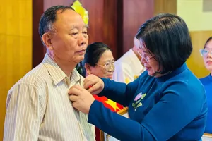 Trao Huy hiệu Đảng đợt 2-9 tại phường Tân Sơn Nhì và phường Tân Sơn Nhất 