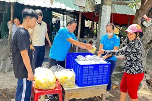 Trao những suất cơm từ thiện cho người lao động có hoàn cảnh khó khăn ở phường Phước Thắng, TPHCM