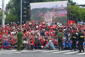 Đông đảo người dân đón chờ xem lễ tổng duyệt diễu binh, diễu hành sáng 30-8 ở Hà Nội