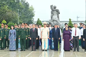 Bí thư Thành ủy TPHCM Trần Lưu Quang và đoàn đại biểu dâng hương tưởng nhớ Anh hùng liệt sĩ
