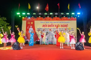 Một tiết mục đồng diễn múa, hát ca ngợi quê hương, đất nước tại hội diễn