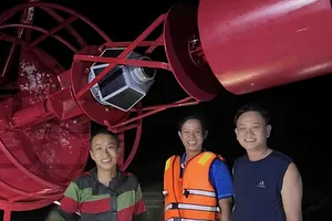 3 người thanh niên phát hiện và trục vớt phao tiêu hàng hải trôi dạt bờ biển xã Vĩnh Hoàng