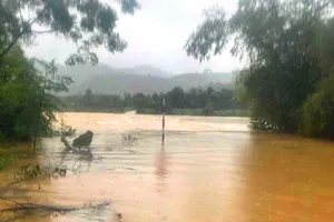 Nước sông Ngàn Sâu dâng cao làm ngập cầu tràn vào bản Rào Tre