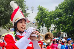 100 học sinh của TPHCM biểu diễn nhạc kèn tại phố đi bộ hồ Hoàn Kiếm