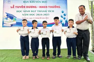 Đại diện hội đồng hương trao thưởng cho HS vượt khó, học giỏi