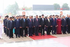 Các đồng chí lãnh đạo, nguyên lãnh đạo Đảng, Nhà nước đặt vòng hoa và vào Lăng viếng Chủ tịch Hồ Chí Minh, sáng 1-9. Ảnh QUANG PHÚC