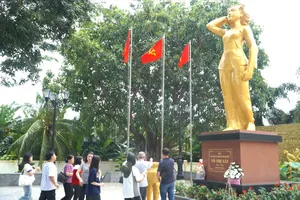 Du khách đến dâng hương tại khu tượng đài Anh hùng Liệt sĩ Võ Thị Sáu ngày nghỉ dịp Lễ 2-9