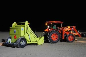 VESCO đưa vào vận hành xe sàng cát, tách rác bãi biển và xe quét đường, hút bụi