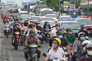 Người dân trở lại TPHCM, các cửa ngõ ùn ứ