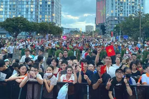 Người dân TPHCM chờ đón cầu truyền hình “Ánh sao độc lập” và pháo hoa nghệ thuật